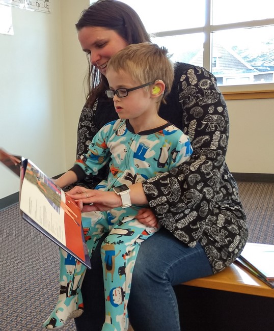 Jonathon y su madre leen un libro.