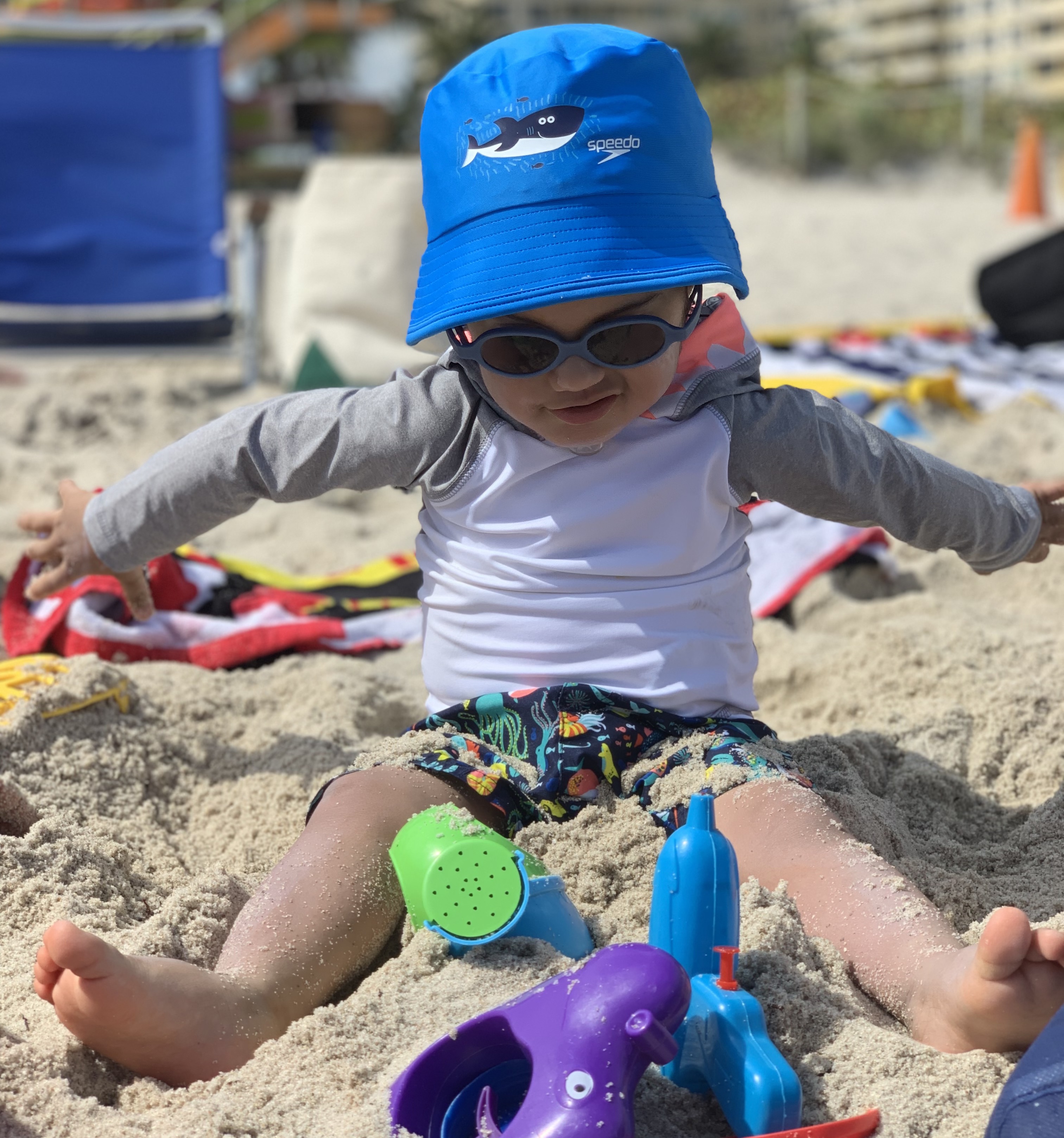 Jaxson jugando en la arena.